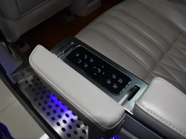 Roewe iMAX8 — Фото автомобиля 11