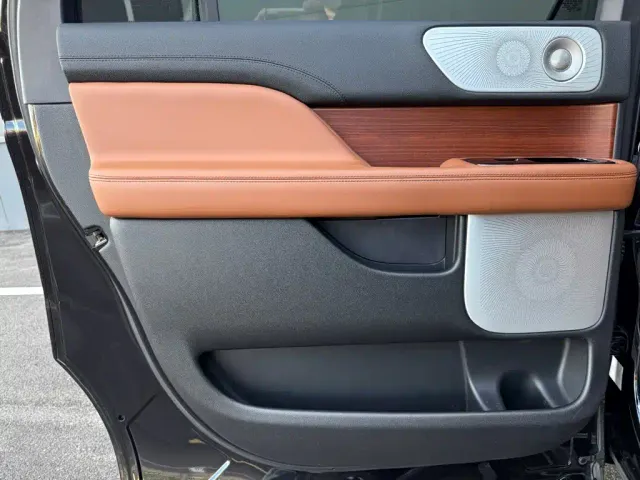 Lincoln Navigator — Фото автомобиля 17