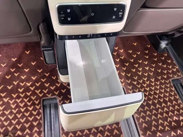 Li Auto MEGA — Фото автомобиля 15