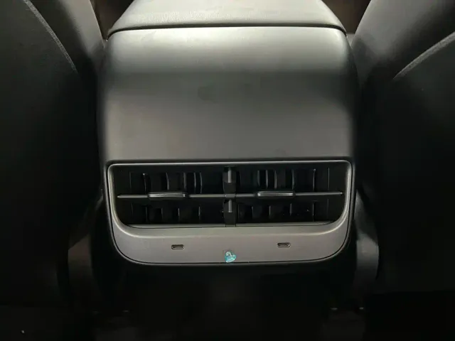 Tesla Model Y — Фото автомобиля 19