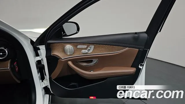 Mercedes-Benz E-Class — Фото автомобиля 23