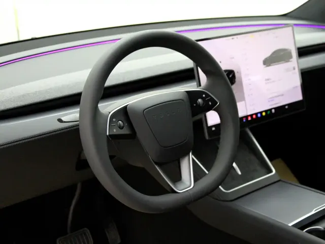 Tesla Model Y L — Фото автомобиля 11