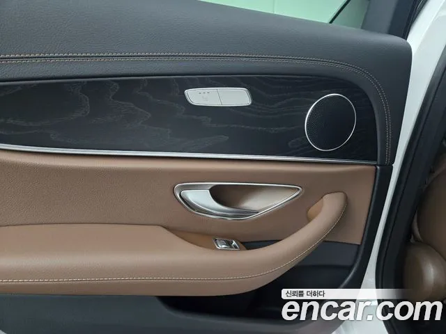Mercedes-Benz E-Class — Фото автомобиля 12