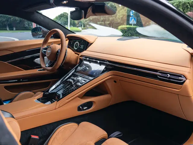 Aston Martin DB12 — Фото автомобиля 19