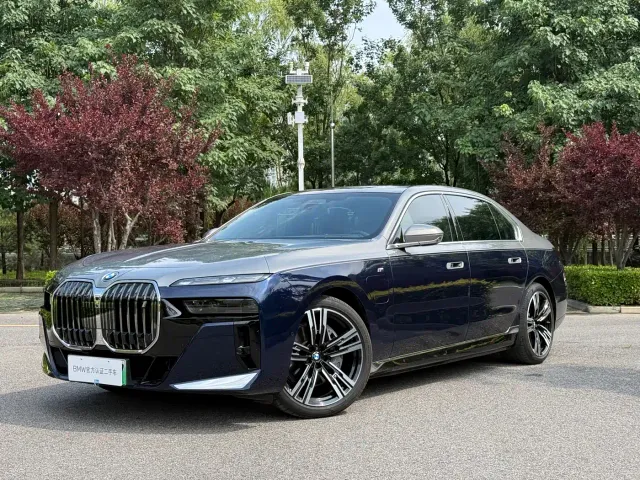 Фотография автомобиля — BMW i7