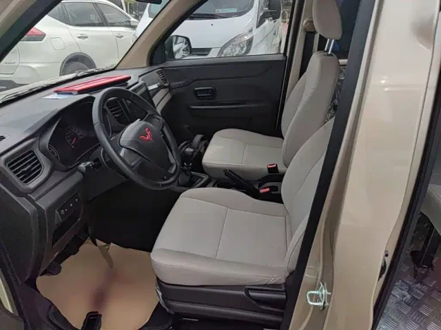 Wuling Hongguang V — Фото автомобиля 14