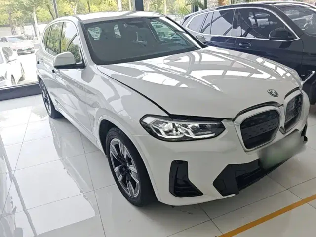 BMW iX3 — Фото автомобиля 3