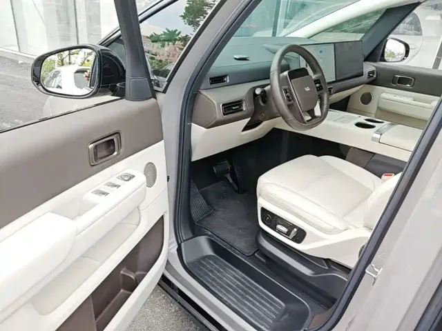 Li Auto MEGA — Фото автомобиля 15