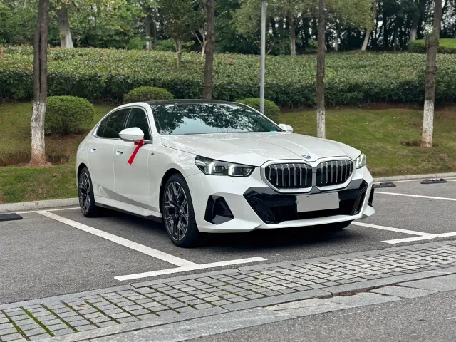 BMW 5 Series — Фото автомобиля 2