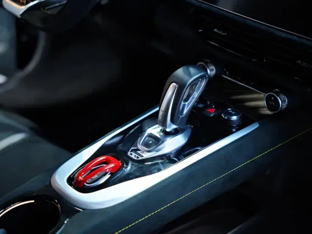 Lotus Emira — Фото автомобиля 25