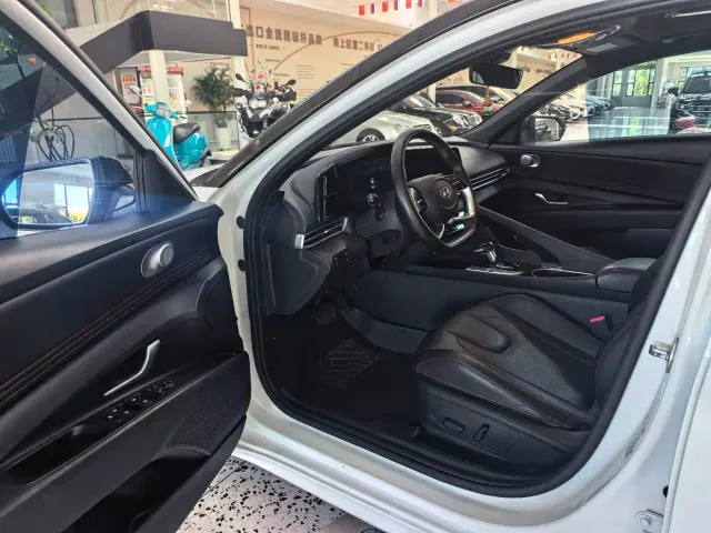 Hyundai Elantra — Фото автомобиля 10