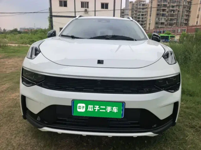Lynk & Co 01 — Фото автомобиля 2