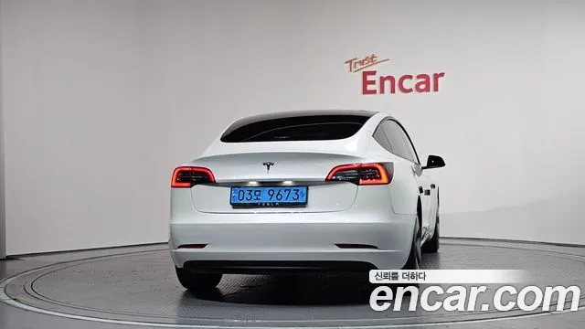 Tesla Model 3 — Фото автомобиля 4