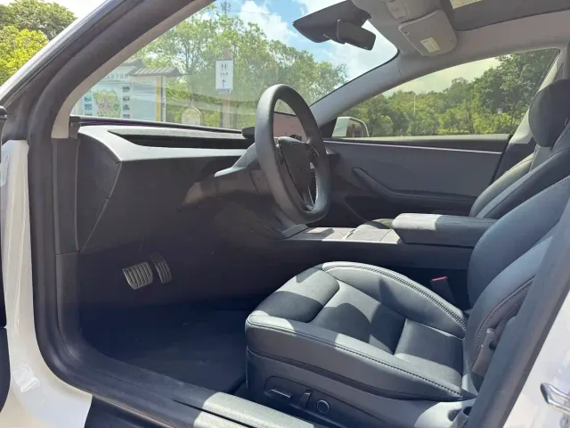 Tesla Model 3 — Фото автомобиля 8