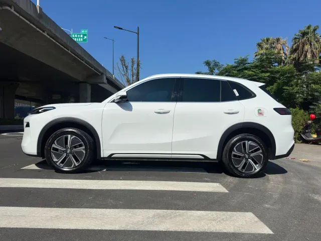 Geely Galaxy Starship 7 EM-i — Фото автомобиля 8