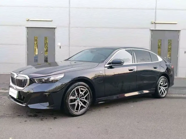 Фотография автомобиля — BMW i5