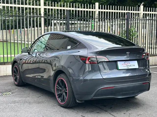 Tesla Model Y — Фото автомобиля 13