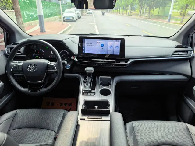 Toyota Sienna — Фото автомобиля 13