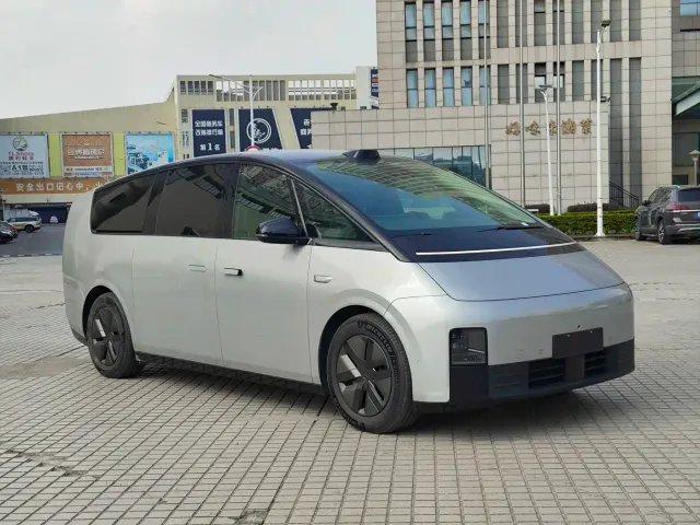 Li Auto MEGA — Фото автомобиля 3