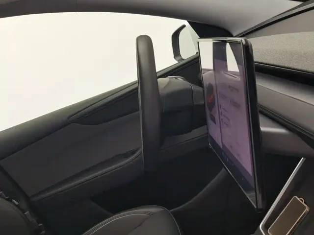 Tesla Model Y — Фото автомобиля 22