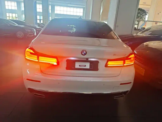 BMW 5 Series — Фото автомобиля 5