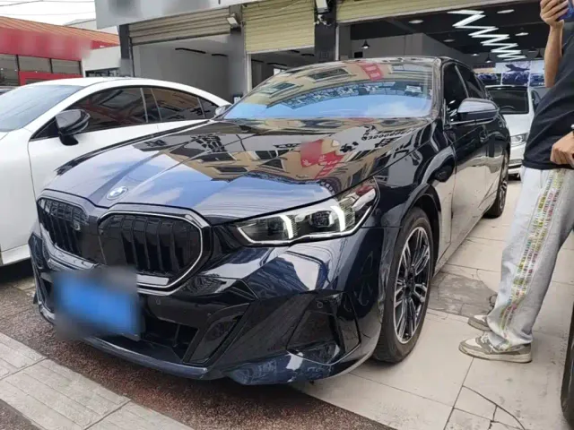 Фотография автомобиля — BMW 5 Series