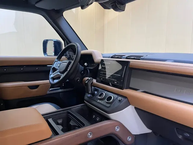 Land Rover Defender — Фото автомобиля 12