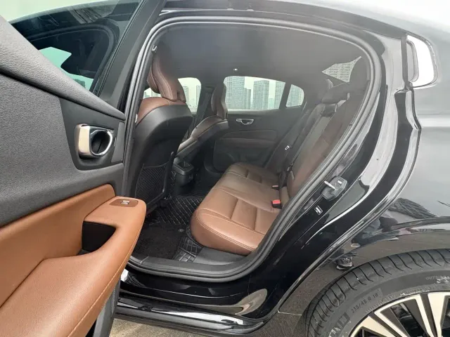 Volvo S60 — Фото автомобиля 6