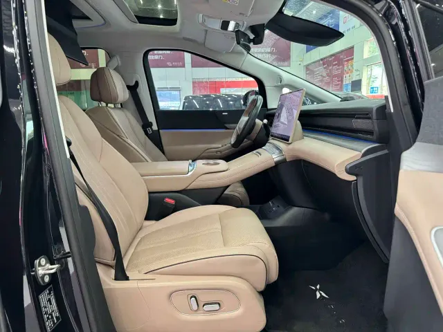 Xpeng X9 — Фото автомобиля 12