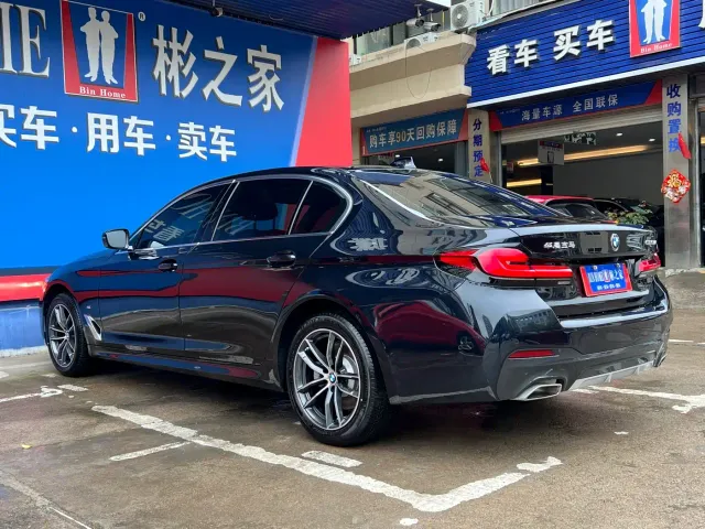 BMW 5 Series — Фото автомобиля 11