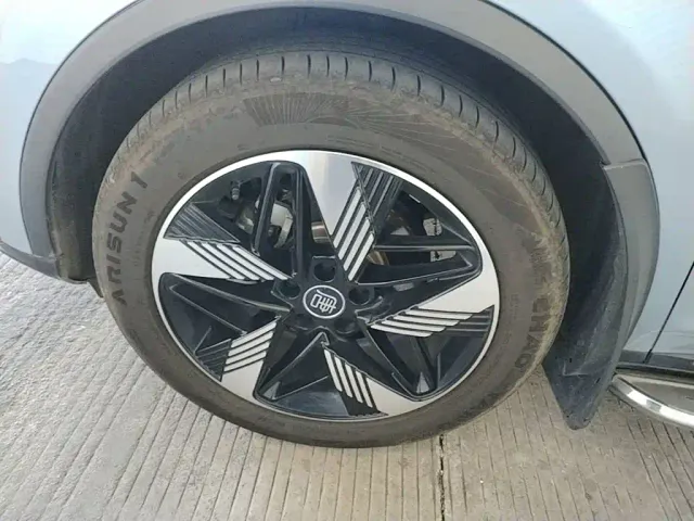 BYD Tang — Фото автомобиля 22