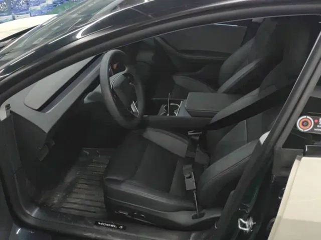 Tesla Model 3 — Фото автомобиля 14