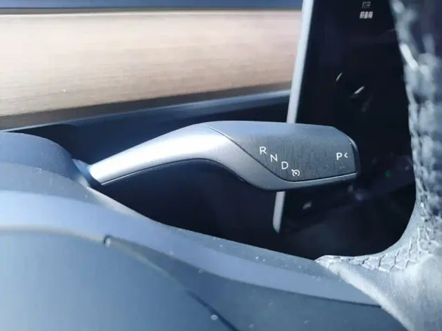 Tesla Model Y — Фото автомобиля 13