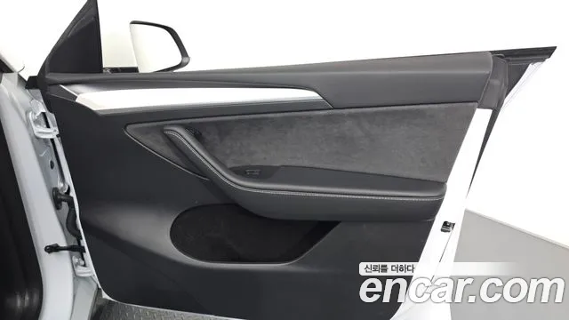 Tesla Model Y — Фото автомобиля 12
