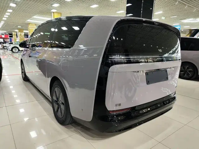 Li Auto MEGA — Фото автомобиля 4
