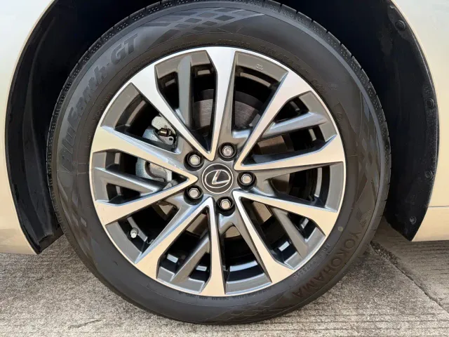 Lexus ES — Фото автомобиля 17
