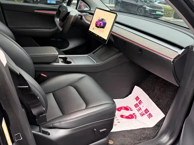 Tesla Model Y — Фото автомобиля 13