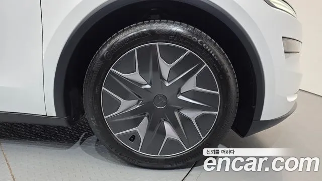 Tesla Model Y — Фото автомобиля 5