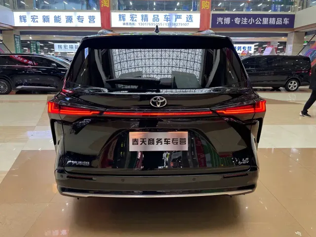 Toyota Sienna — Фото автомобиля 7