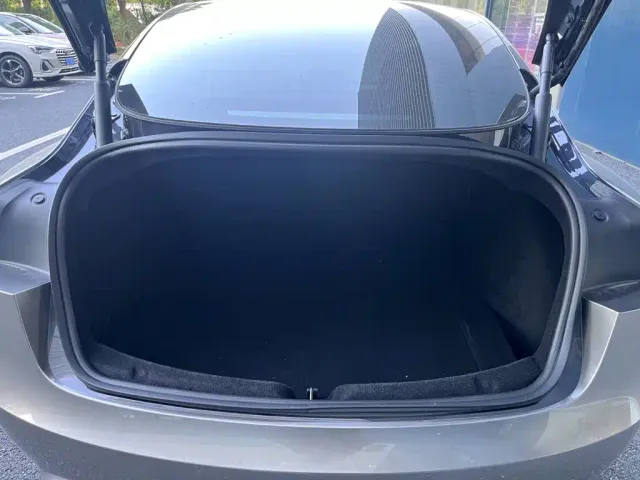 Tesla Model 3 — Фото автомобиля 14