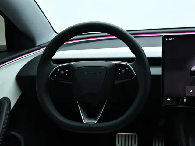 Tesla Model 3 — Фото автомобиля 15