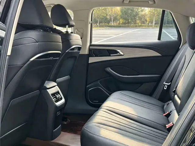 Hongqi H5 — Фото автомобиля 10