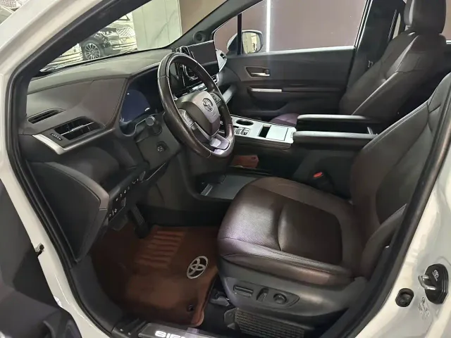 Toyota Sienna — Фото автомобиля 4