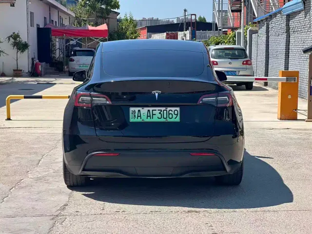 Tesla Model Y — Фото автомобиля 12