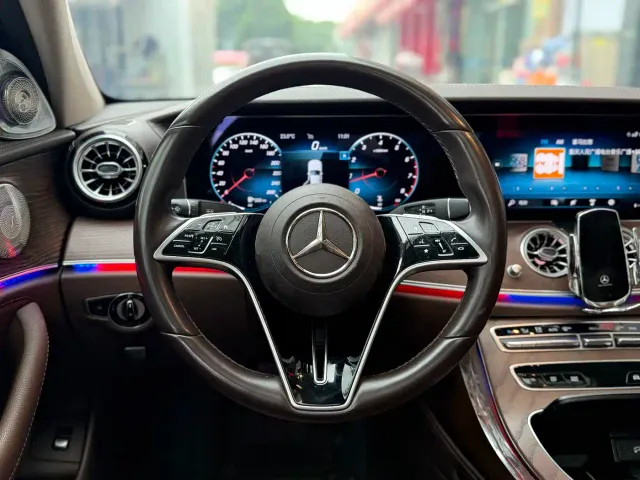 Mercedes-Benz E-Class — Фото автомобиля 4