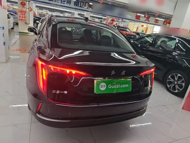Hongqi E-QM5 — Фото автомобиля 5