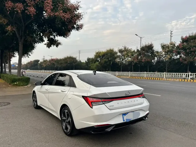 Hyundai Elantra 2022 1.5L CVT LUX Premium Edition — Фото автомобиля 3