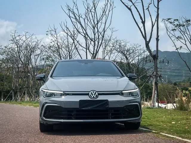 Volkswagen Golf — Фото автомобиля 2