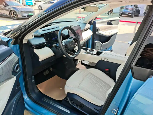 Lynk & Co 08 EM-P — Фото автомобиля 14