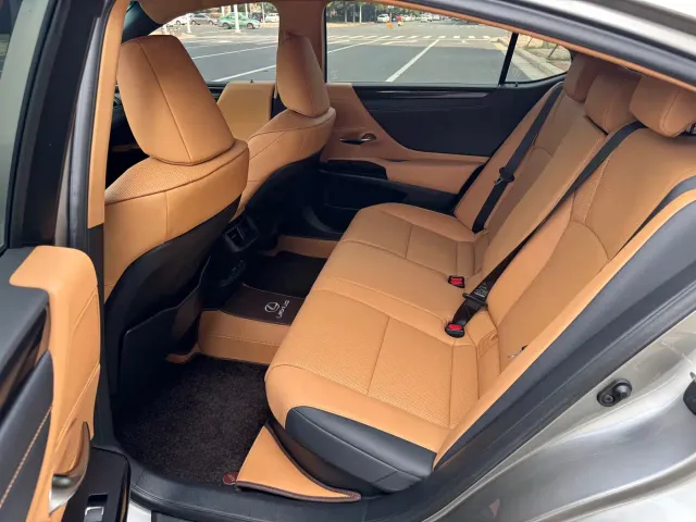 Lexus ES — Фото автомобиля 10